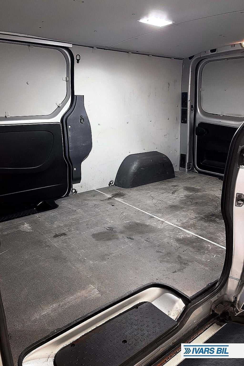 Nissan NV300